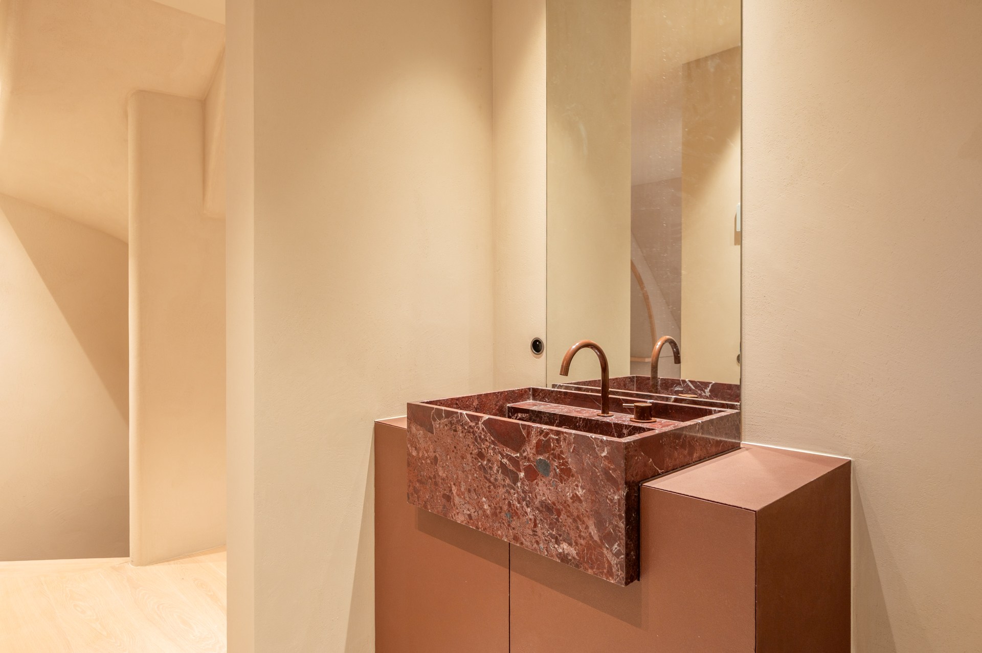 Luxe, comfort kortom een prachtig gerenoveerde woning in hartje Knokke. 