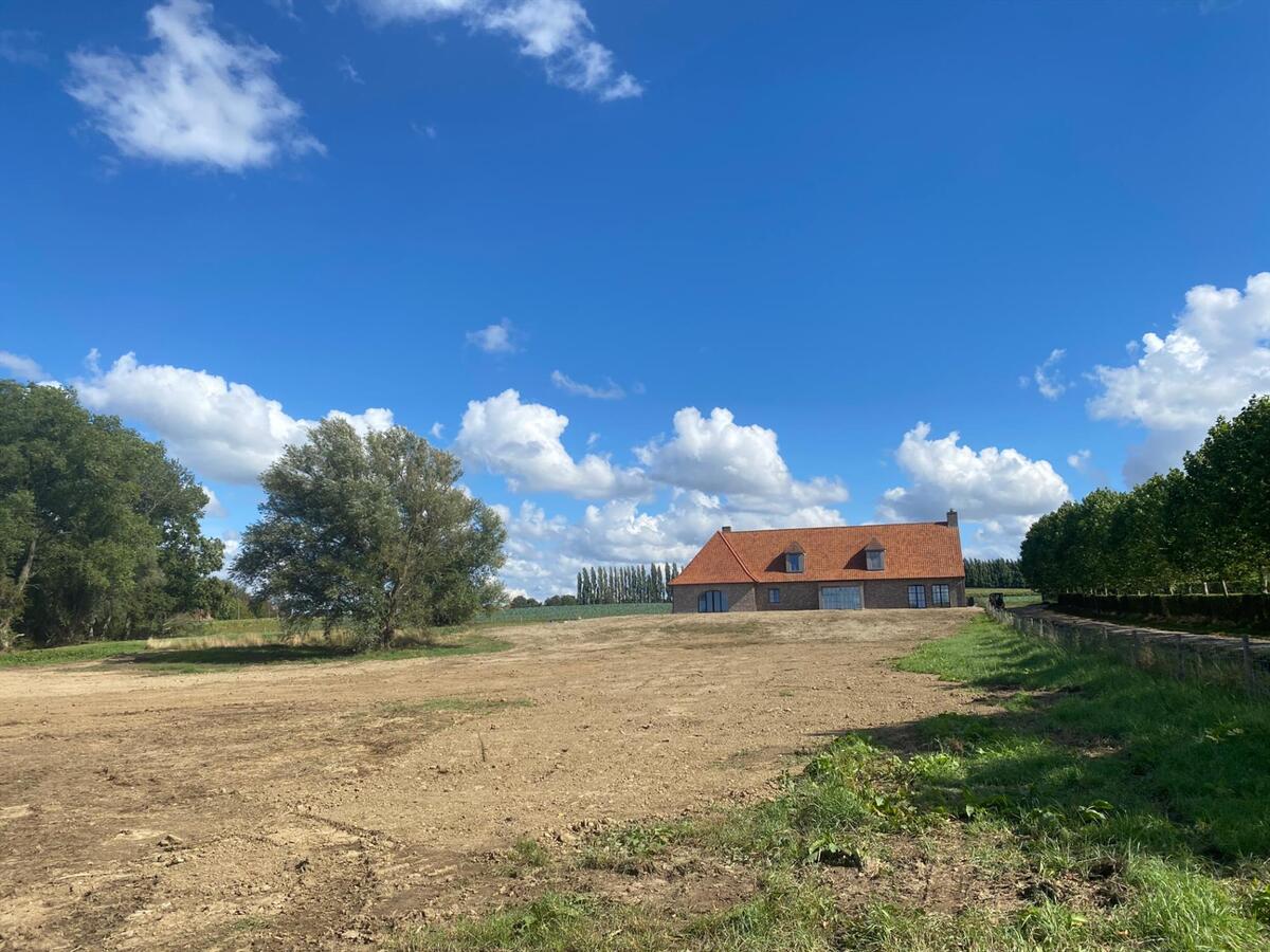 Exclusieve, fantastisch gelegen landelijke woning met bijgebouw 