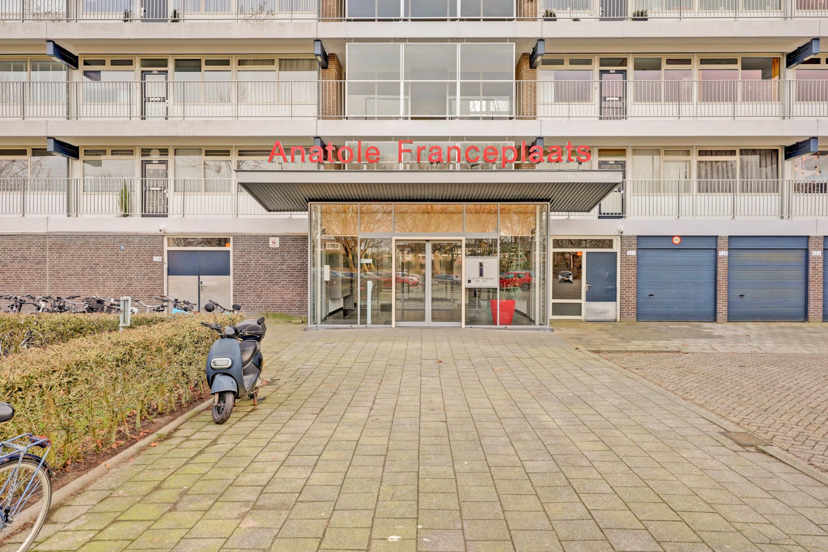 Dit lichte 4-kamer appartement op de 4e verdieping, met 3 slaapkamers, keurige keuken, balkon op het zuiden en berging in de onderbouw is gelegen in de populaire wijk "Ommoord". 
