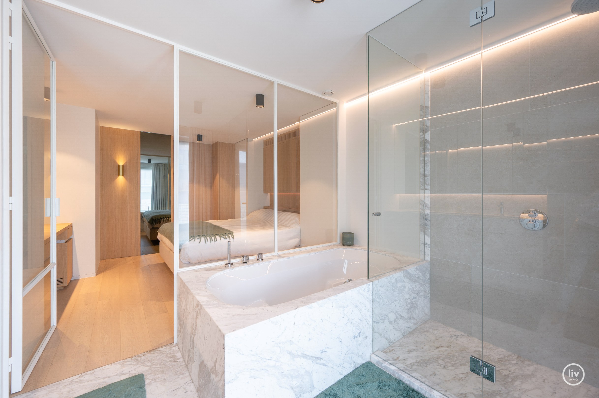 Parchtig afgewerkte penthouse met magnifieke terrassen van +/-40m2 en 3 ruime slaapkamers te Leopoldlaan gelegen. 