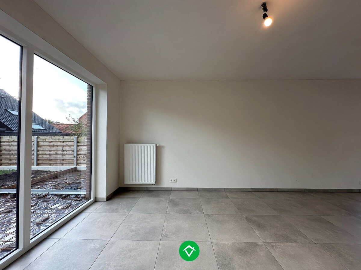 Moderne en lichtrijke nieuwbouwwoning met drie slaapkamers te Handzame (Kortemark) 