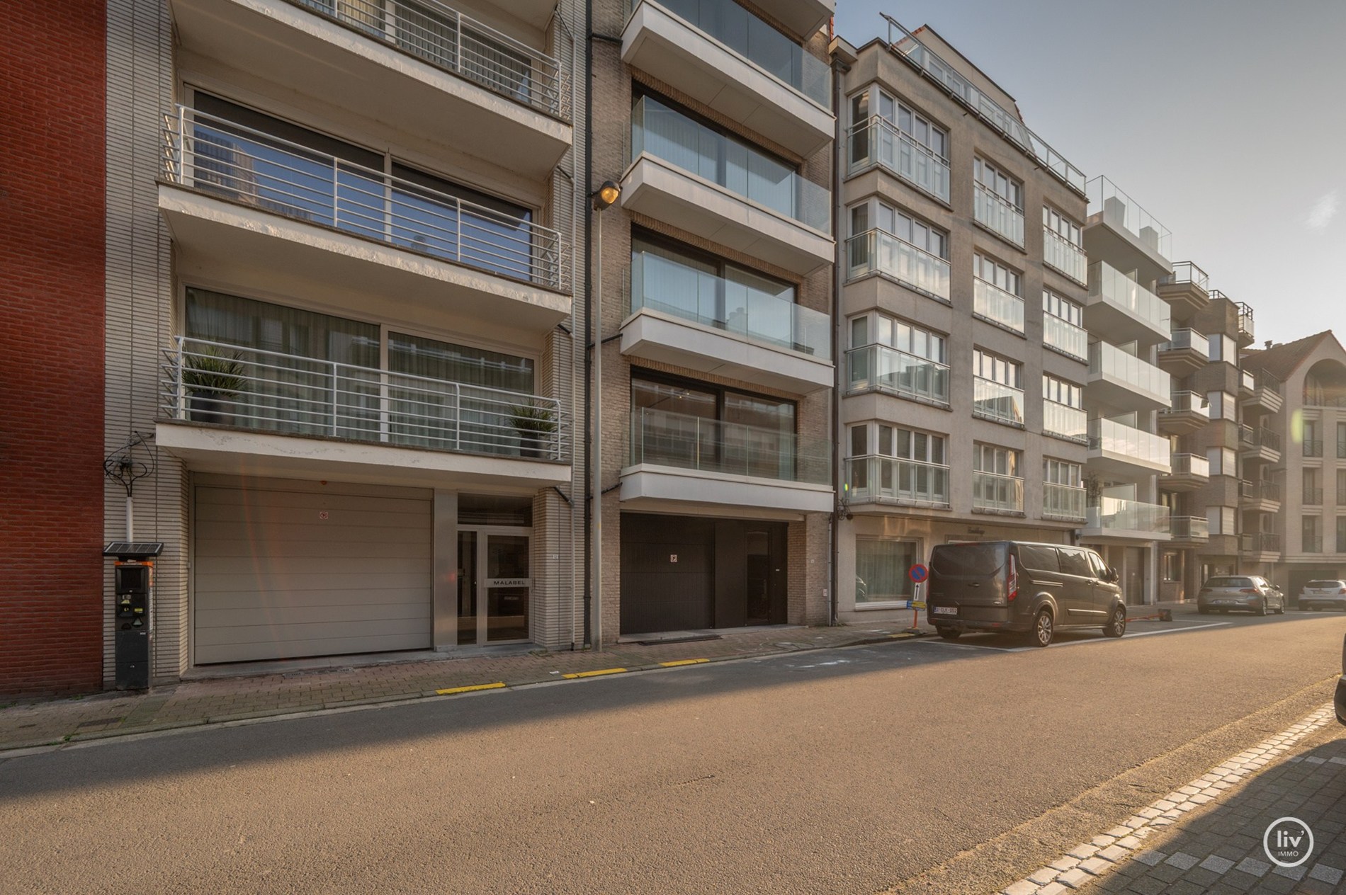Prachtig ruim 2 slaapkamerappartement met mooie gevelbreedte en groot zonneterras op een topligging vlakbij de Dumortierlaan te Knokke. Garage mogelijk in het gebouw. 