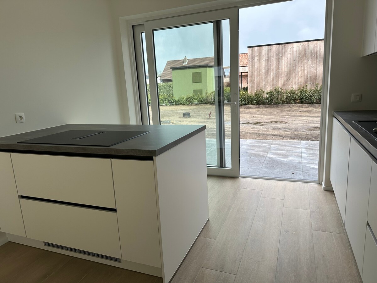OPTIE!  NIEUW  gelijkvloers appartement met 3 slaapkamers en tuin. 