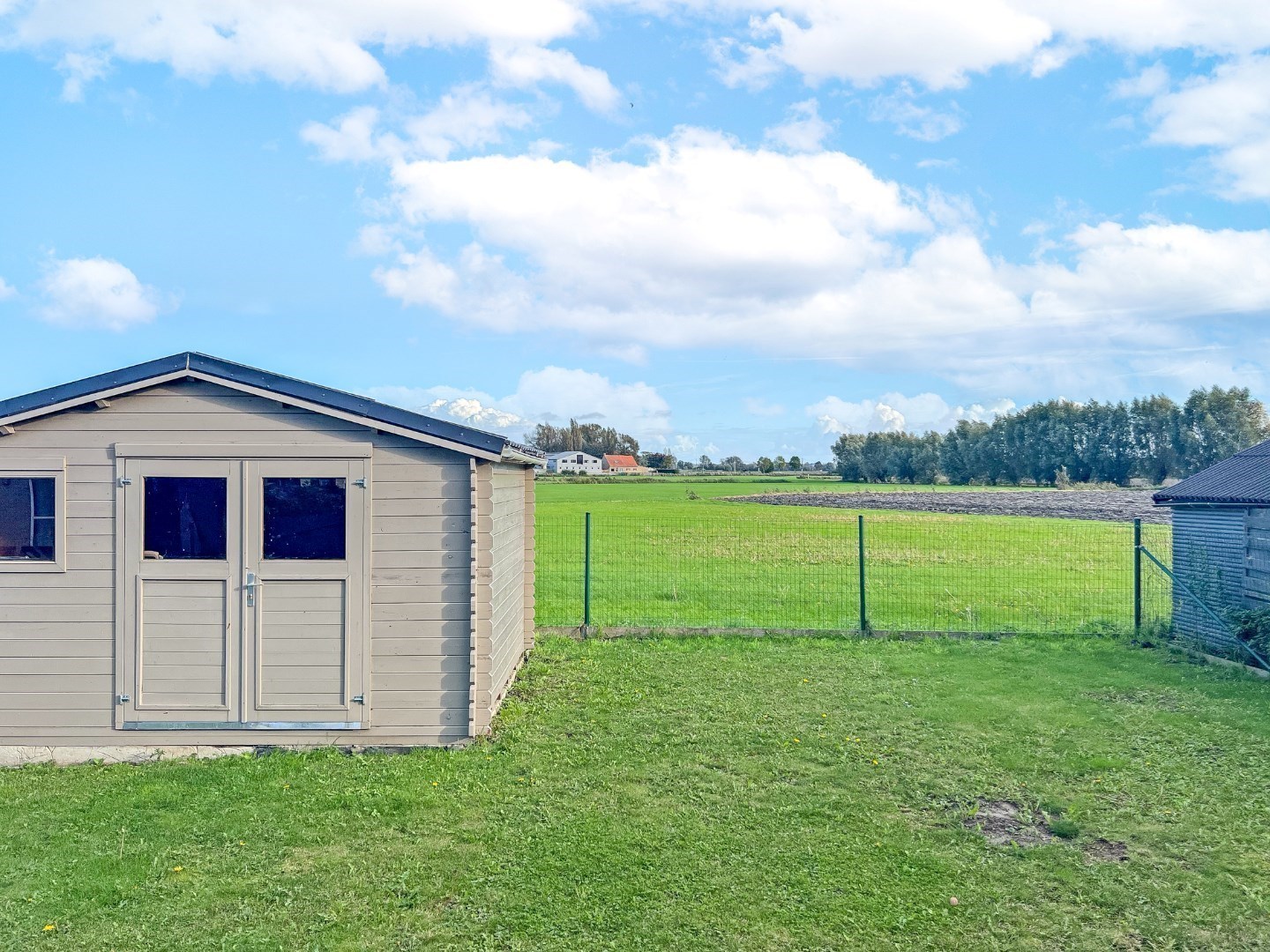 Instapklare halfopen woning met prachtige vergezichten op 386 m² te Nieuwkapelle! 