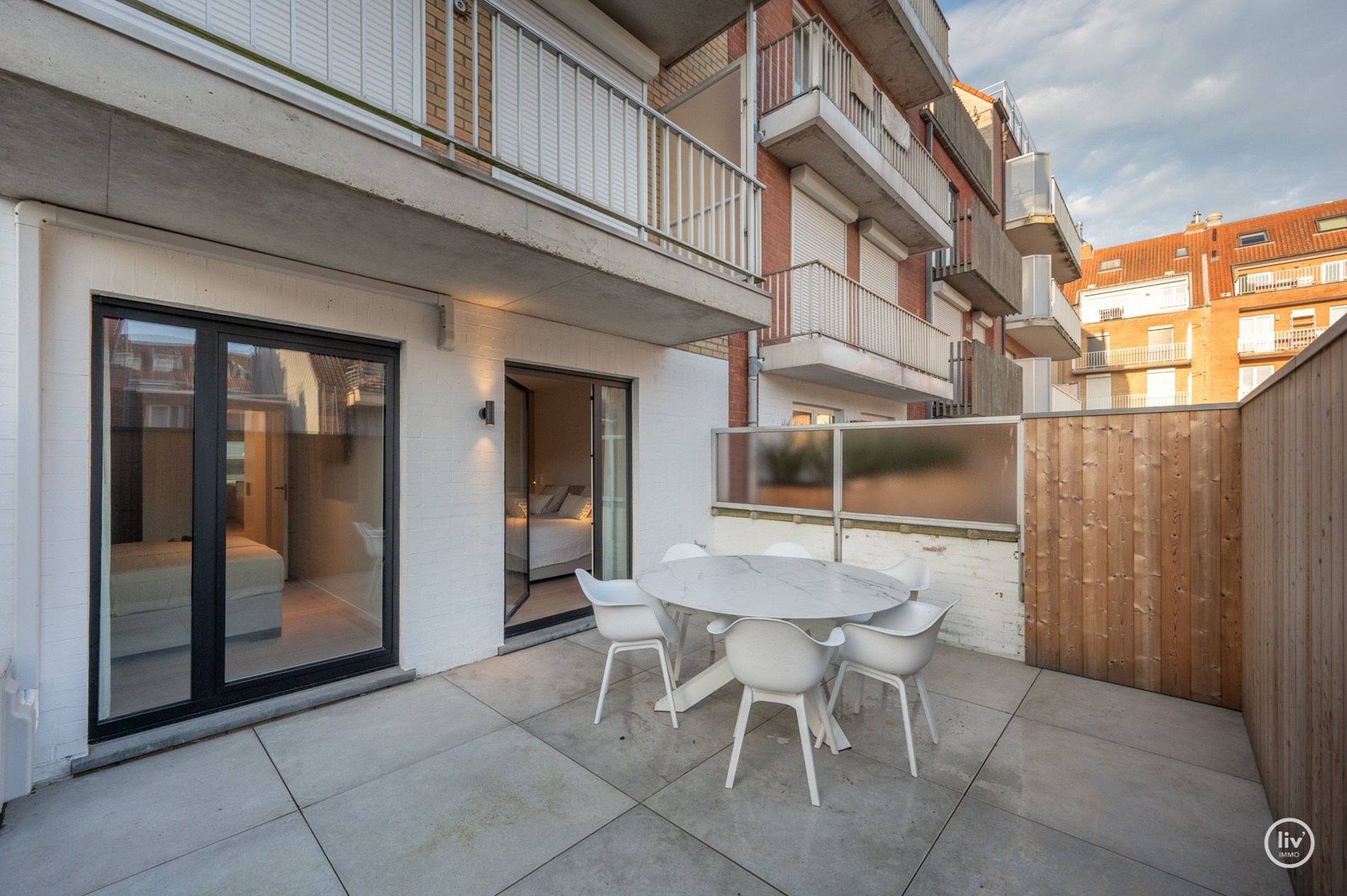 Prachtig ruim 2 slaapkamerappartement met mooie gevelbreedte en groot zonneterras op een topligging vlakbij de Dumortierlaan te Knokke. Garage mogelijk in het gebouw. 
