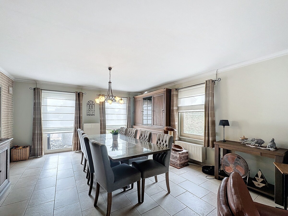 Deze woning is gelegen in Kaulille, een deelgemeente van Bocholt, in een doodlopende straat met een gezellig pleintje. 