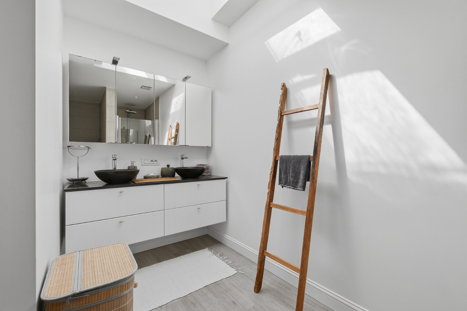 Moderne bel-etagewoning met polyvalente ruimte, zonnige tuin en energiezuinige afwerking 