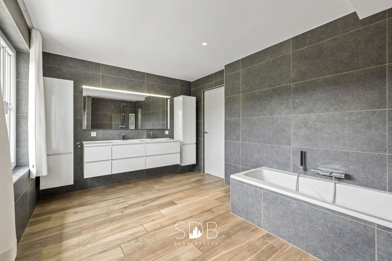 Prachtige villa met zwembad, paardenstallen, paddock en grasland op 1,3HA 