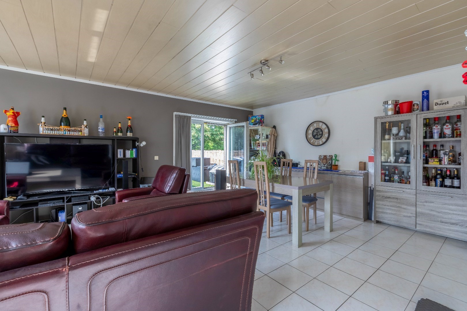 VERKOCHT ! Opbrengsteigendom met 2 appartementen en 2 garages 