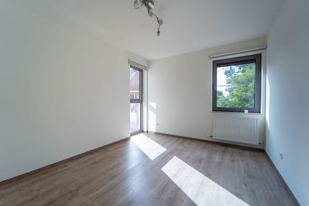 GUNSTIG GELEGEN 2 SLAAPKAMER APPARTEMENT 94 M² MET ONDERGRONDSE AUTOSTANDPLAATS EN KELDERBERGING IN HET CENTRUM VAN ZOLDER 