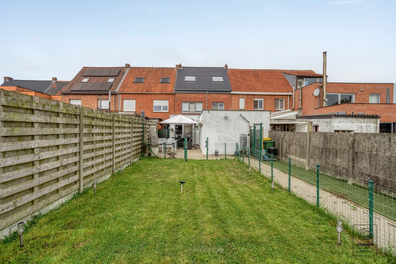 Zeer ruime en instapklare woning van 181 m², 4 slpk's en zeer leuke, zonnige tuin met prachtig uitzicht! 
