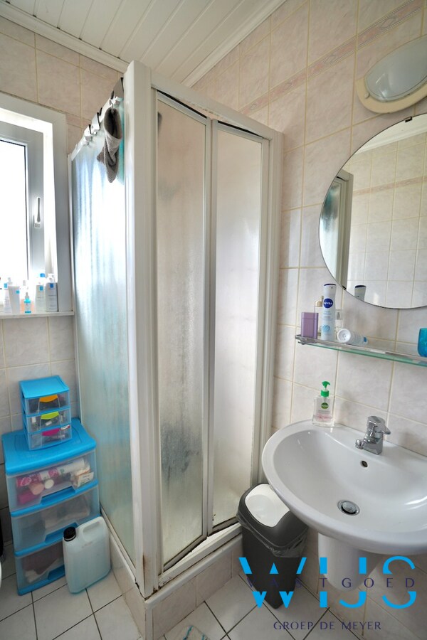 Op te frissen bungalow met 36.274m² grond te Oosteeklo ! 