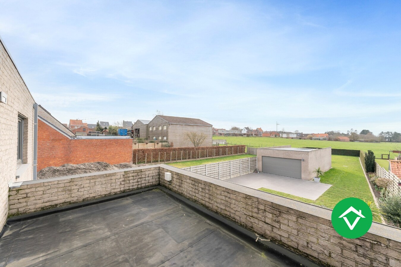 Alleenstaande woning met 4 slaapkamers en garage te Aartrijke 