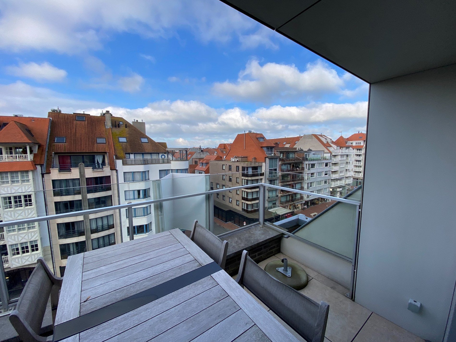 Appartement en duplex avec 3 chambres à coucher complètes et deux grandes terrasses ensoleillées offrant une vue dégagée, situé du côté ensoleillé de l'avenue Lippens. 