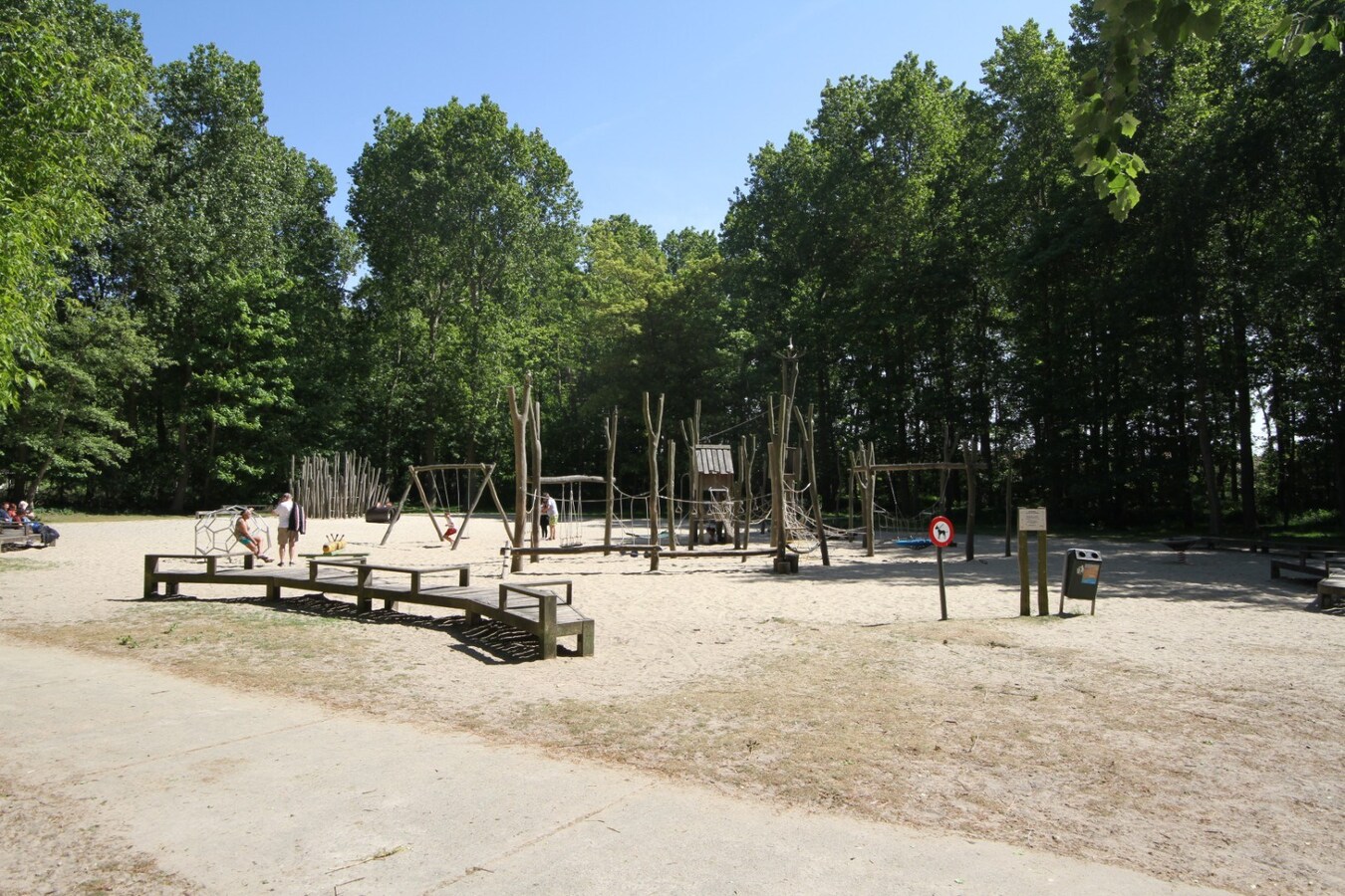 Uitzonderlijk groot (+- 170 m²!!) gelijkvloers appartement vlakbij het strand - Heist 