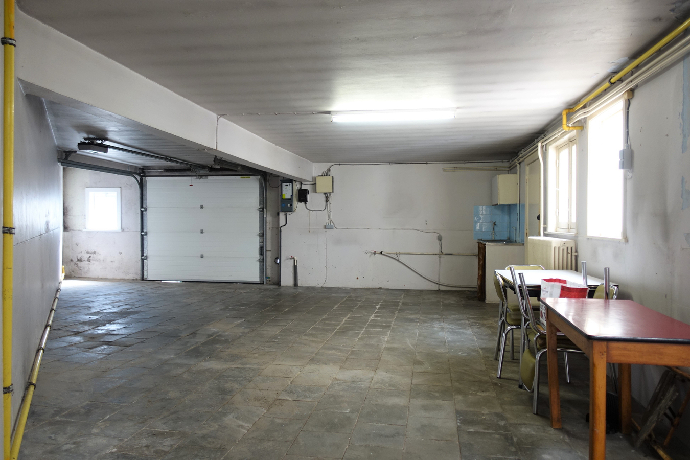 Half-open woning met garage/loods op uitstekende ligging 