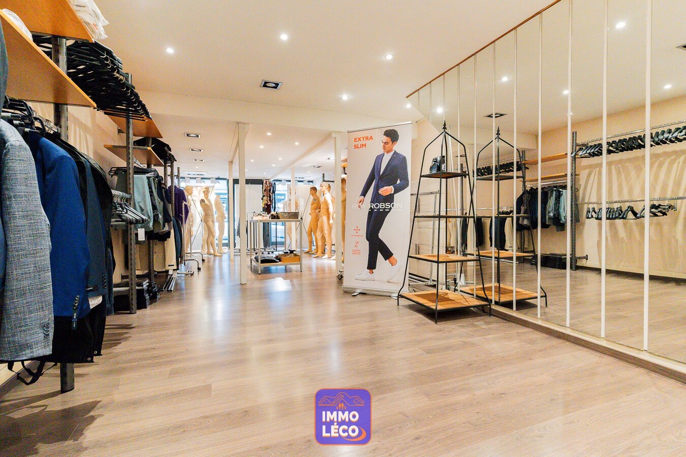 Maison de commerce avec entrepôt et appartement à rénover ! 