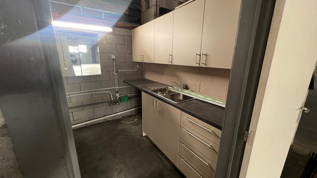 Bedrijfspand te huur in bedrijvenzone vlakbij E17 in Eke