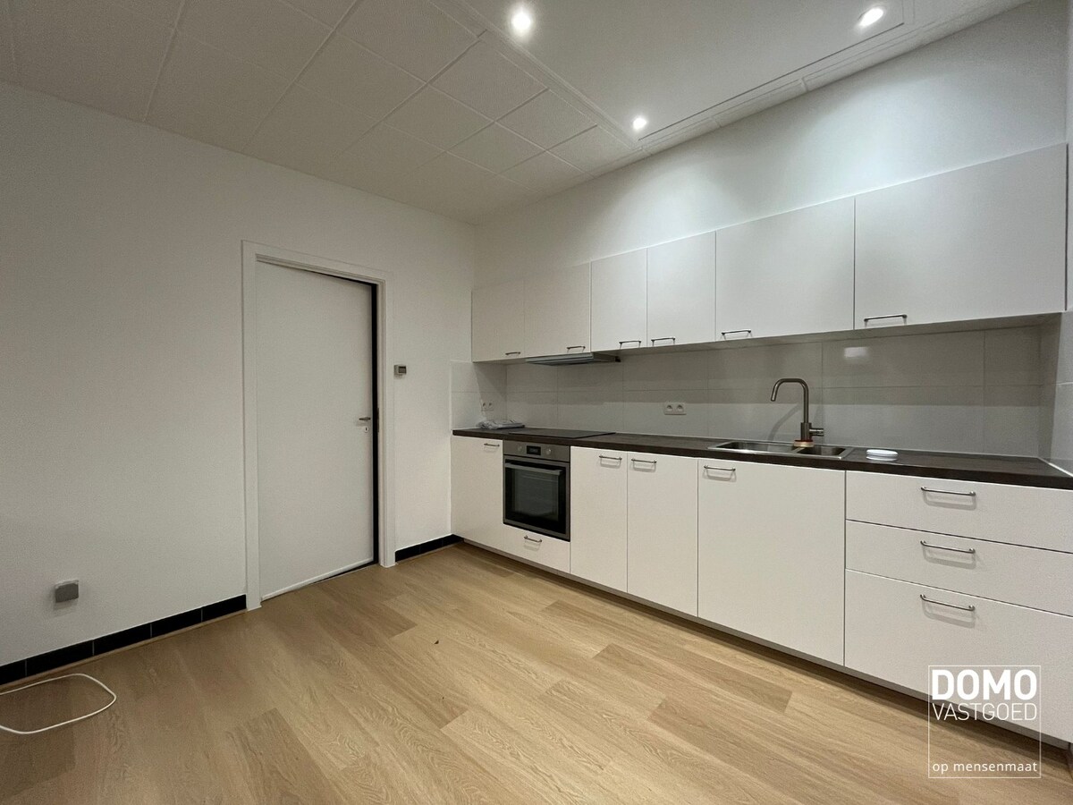 RUIME HALFOPEN WONING MET 3 SLAAPKAMERS IN LUMMEN 