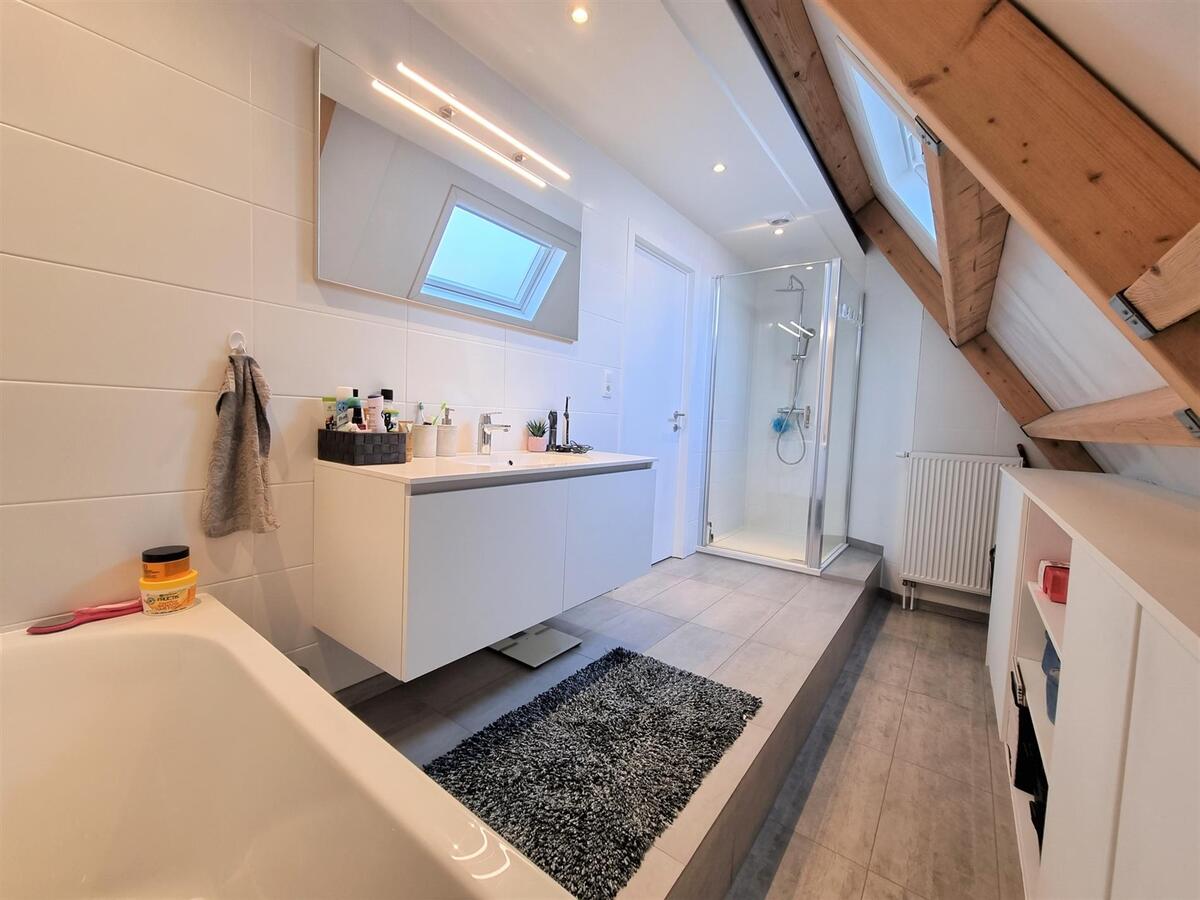 Volledig gerenoveerde, centraal gelegen woning - Heist 