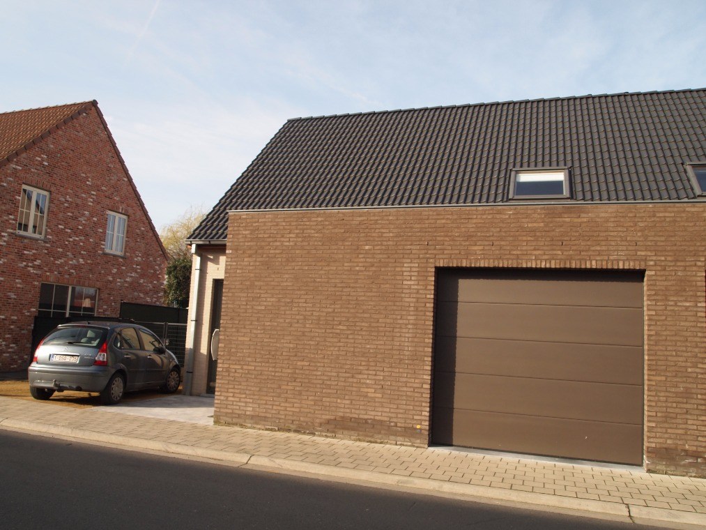Ruime recente halfwoning met 3 slaapkamers, tuin en garage,  Tategemstraat 34, 8790 Waregem 