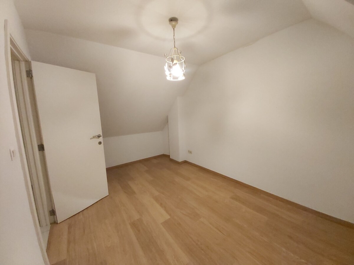 Uitstekend gelegen duplex appartement. Geen vaste kosten ! 