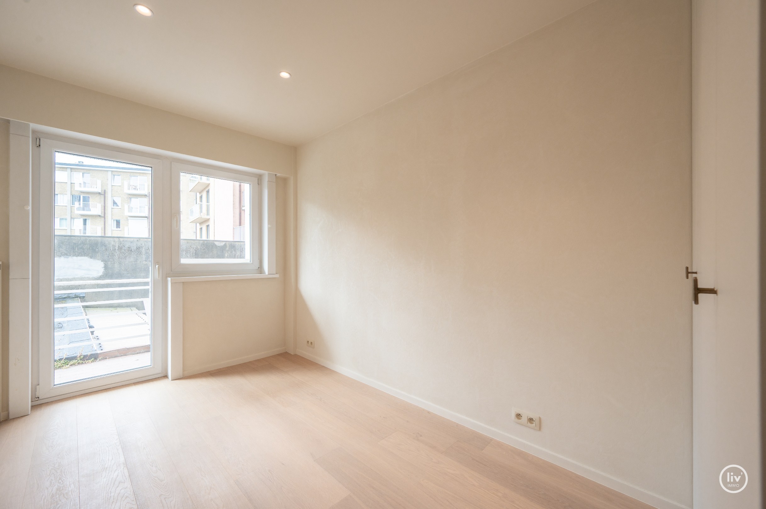 Appartement de 2 chambres élégamment rénové, idéalement situé près du Zoute. 