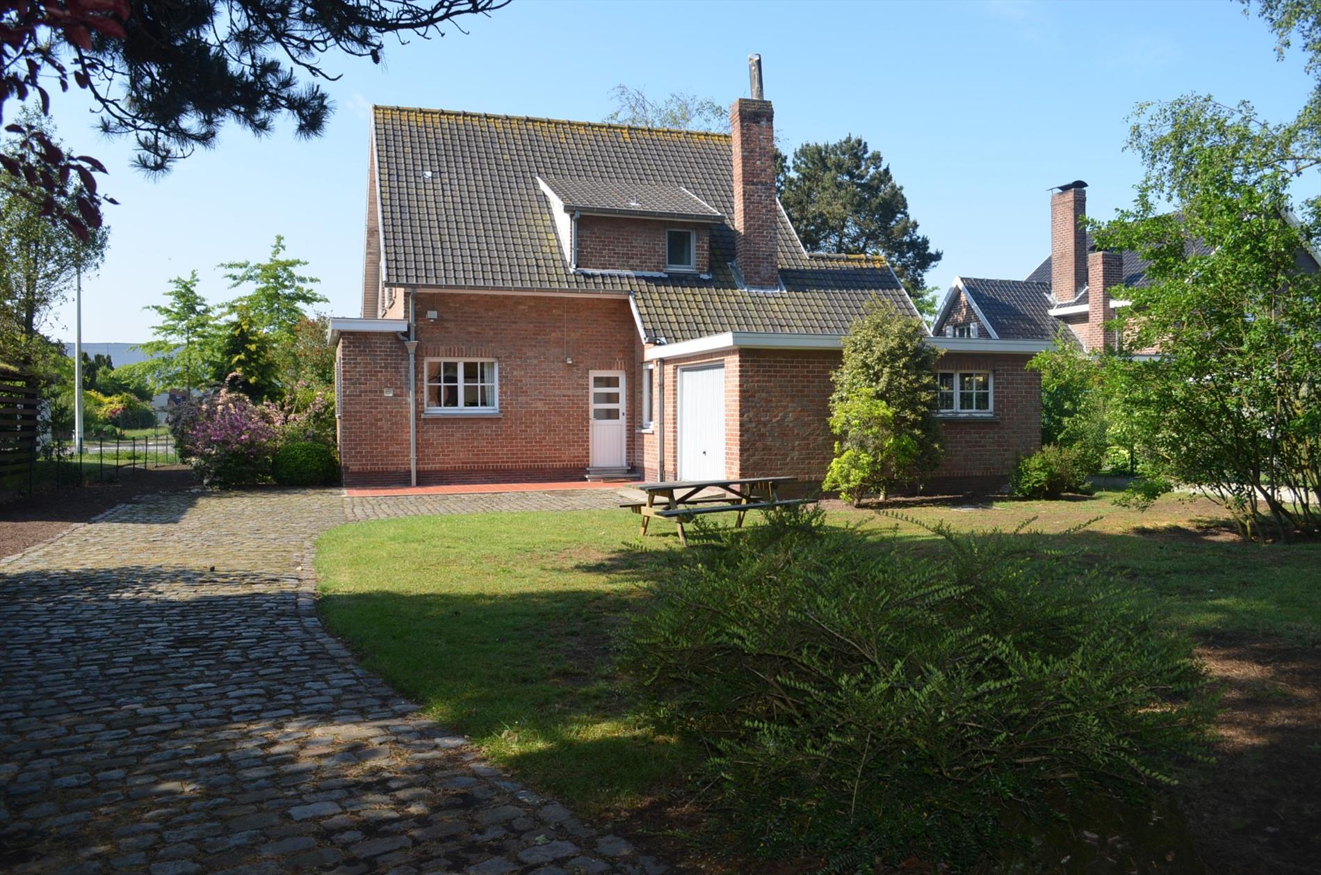 Te renoveren woning op 905m² commercieel gelegen te Eeklo 