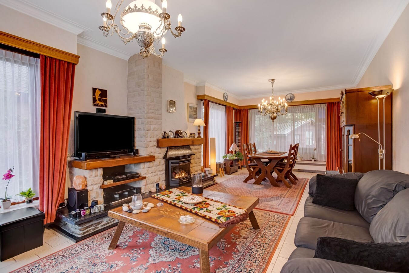 Vrijstaande woning met garage op ruim perceel in het centrum. 