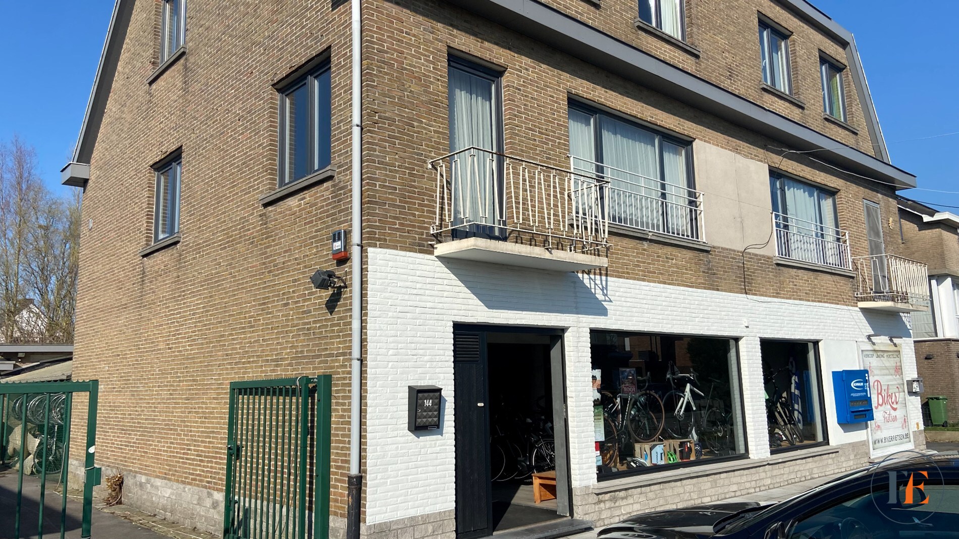Handelspand (235m²) met parking en garage 
