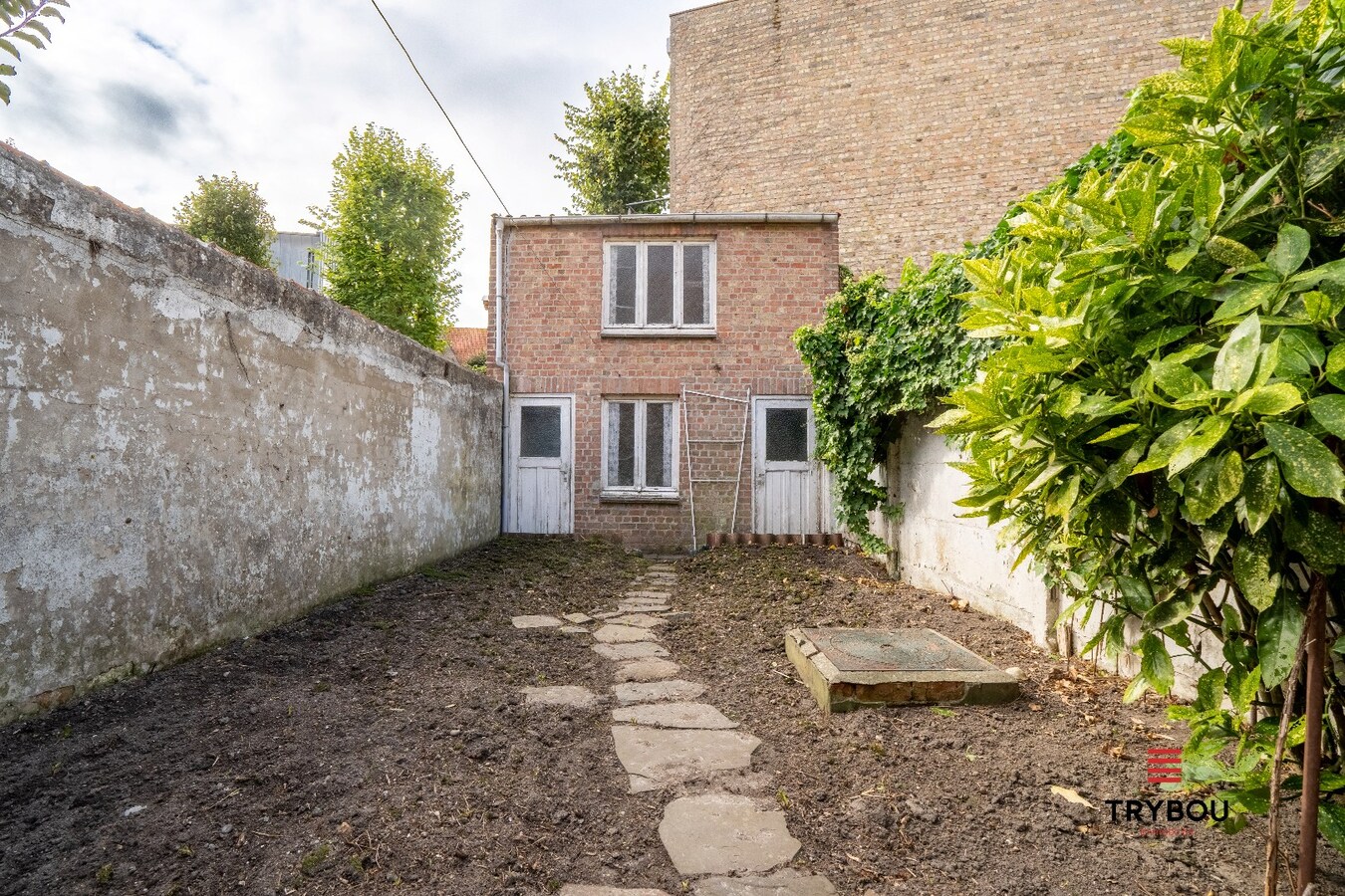 🏠 Te koop in het hart van Diksmuide – Woning met woon-winkelcombinatie en charmant stadstuintje 