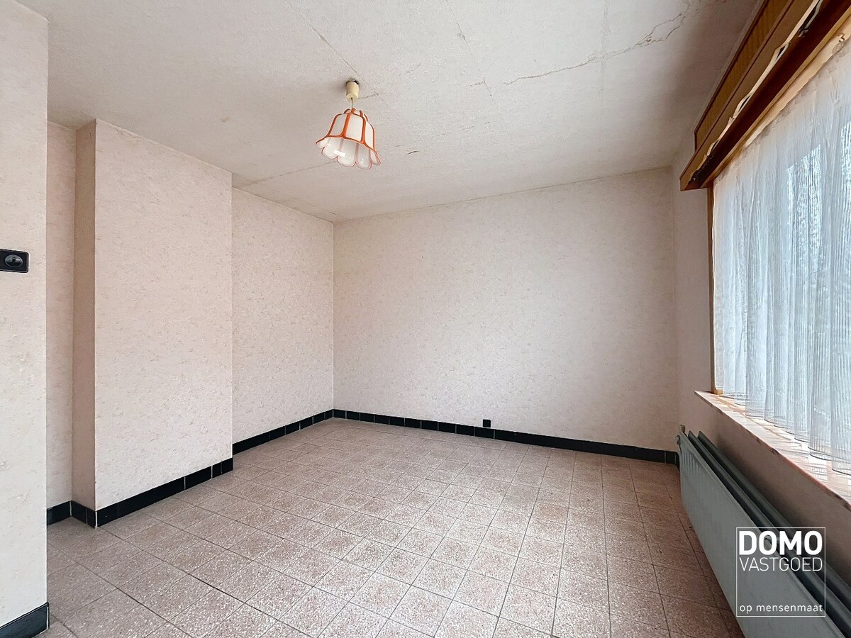 TE RENOVEREN WONING MET GARAGE, 3 SLAAPKAMERS EN GEZELLIGE TUIN OP EEN PERCEEL VAN 8A14CA 