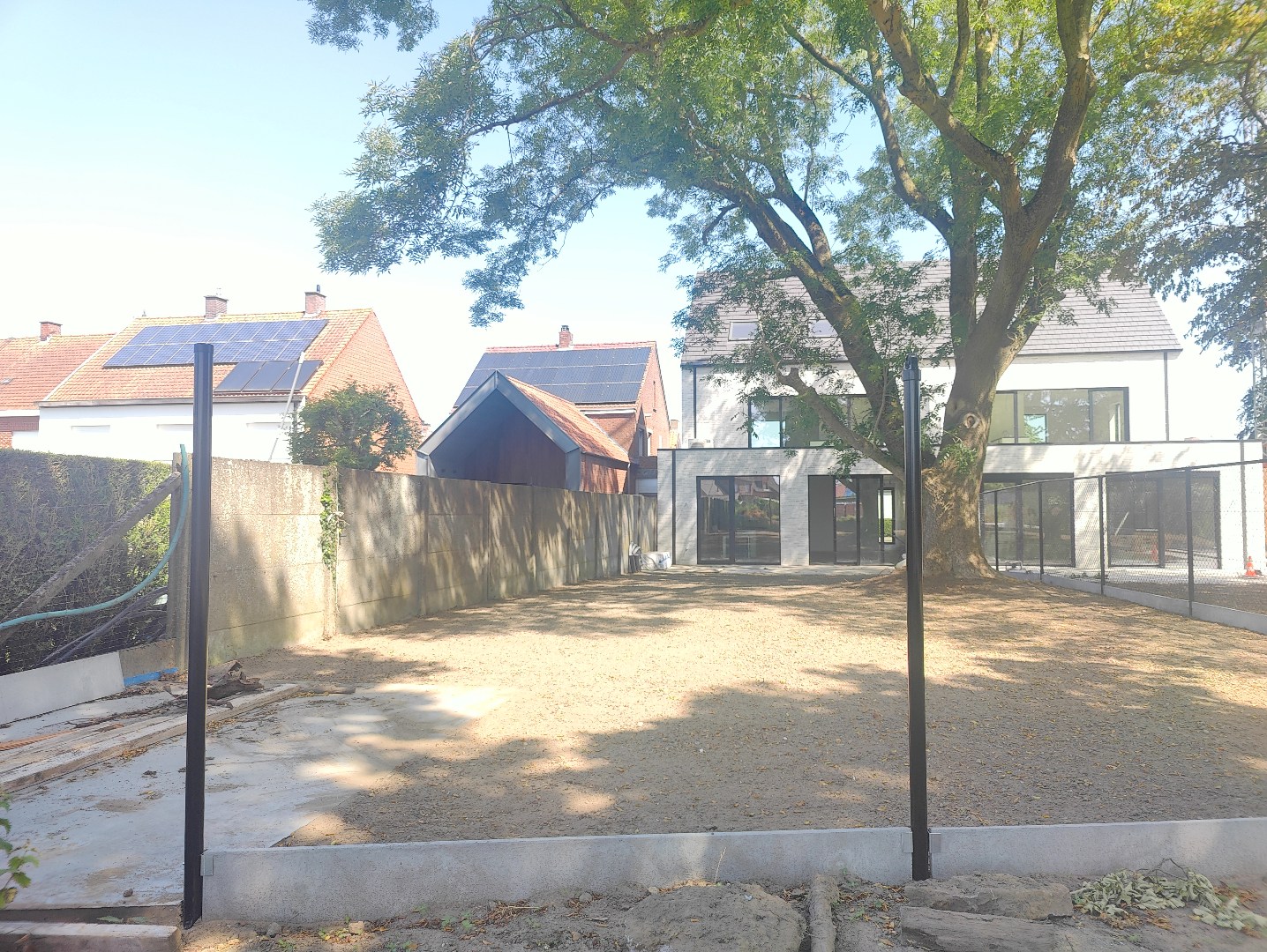 Afgewerkte woning met 2 slaapkamers &amp; ruim zonnig terras en tuin + autostaanplaats en berging 
