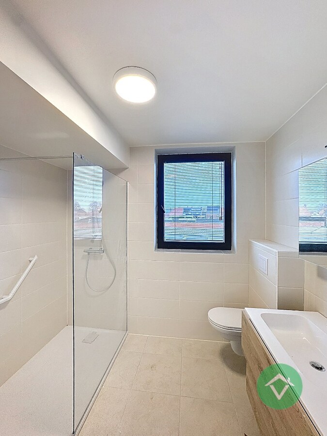 Volledig geschilderd Instapklaar appartement met garage in centrum Koekelare 