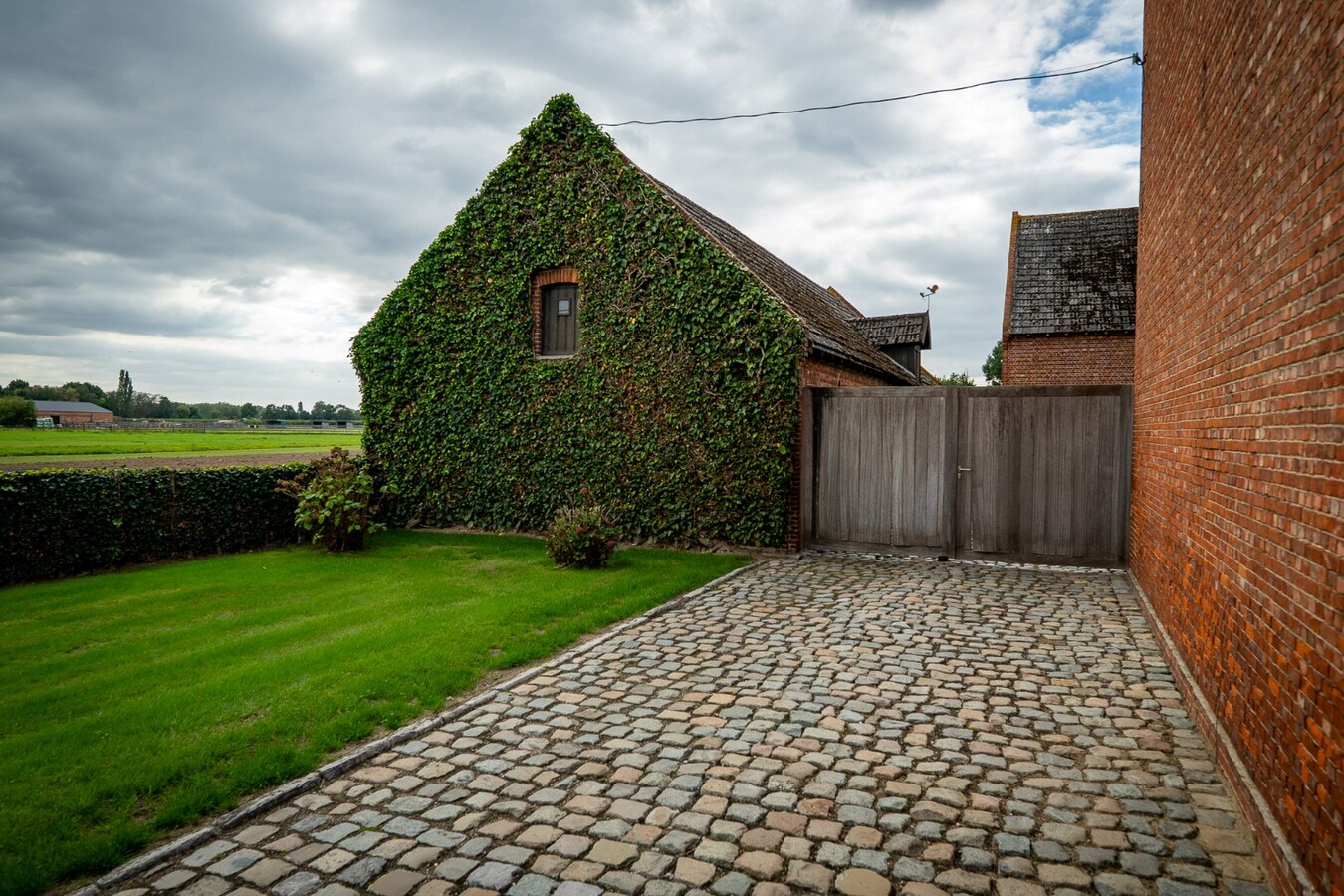 Farm to be renovated with stables and pastures on approximately 1.7 hectares in Herk-de-Stad. 