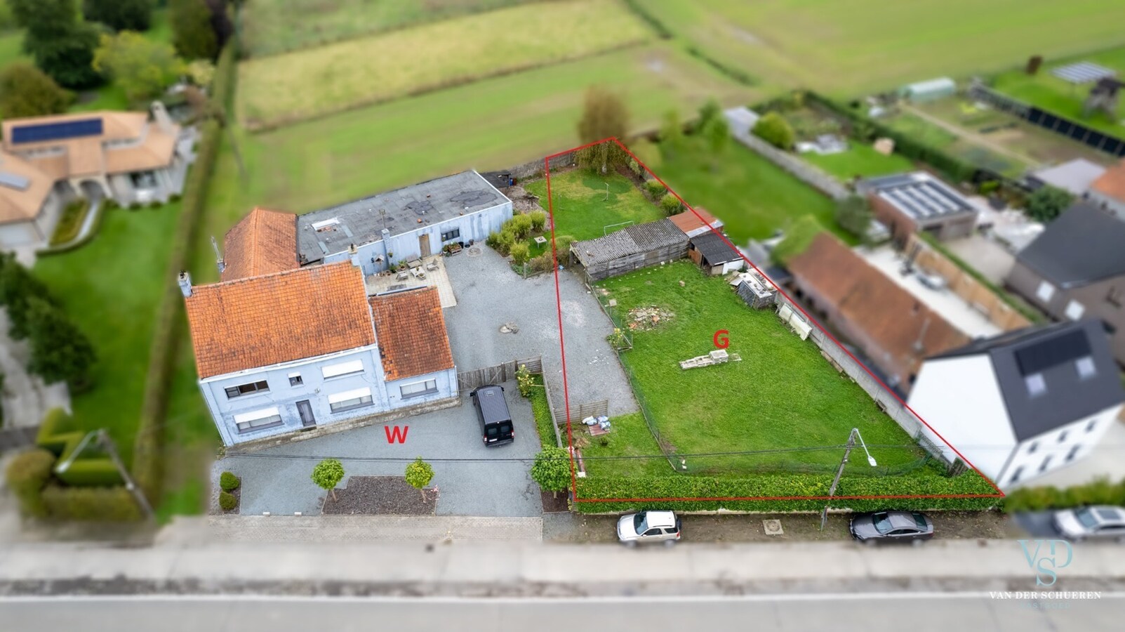 Ruime woning met atelier / garage. 