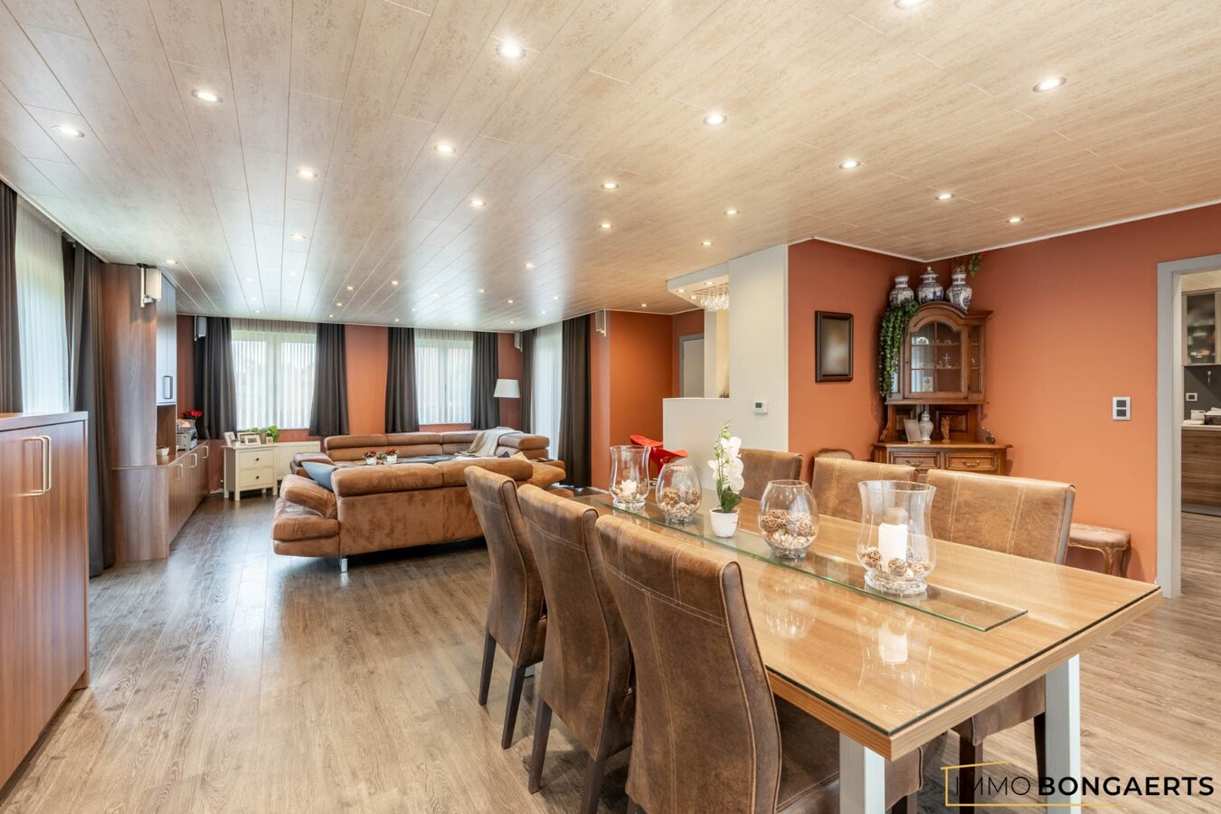 Ruime woning met drie slaapkamers en leefveranda 