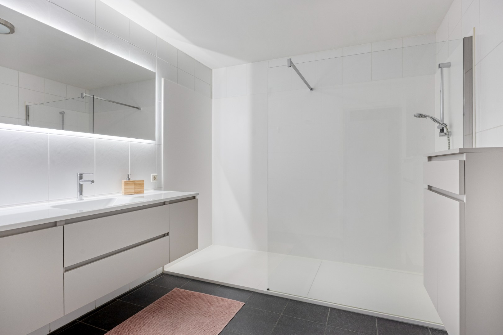 Gelijkvloers appartement met 2 slpk, 2 parkings en 2 kelderbergingen. 