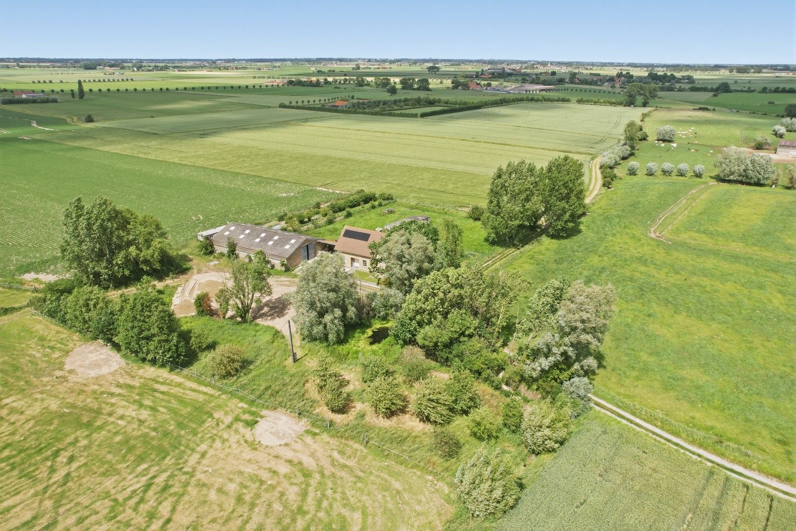 Recente open bebouwing (2019) op een perceel van maar liefst +- 8000 m², 
