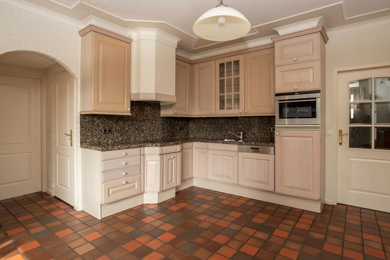 Vrijstaande woning, type landhuis met garage, carport, zwembad en 731 m2 grond. 