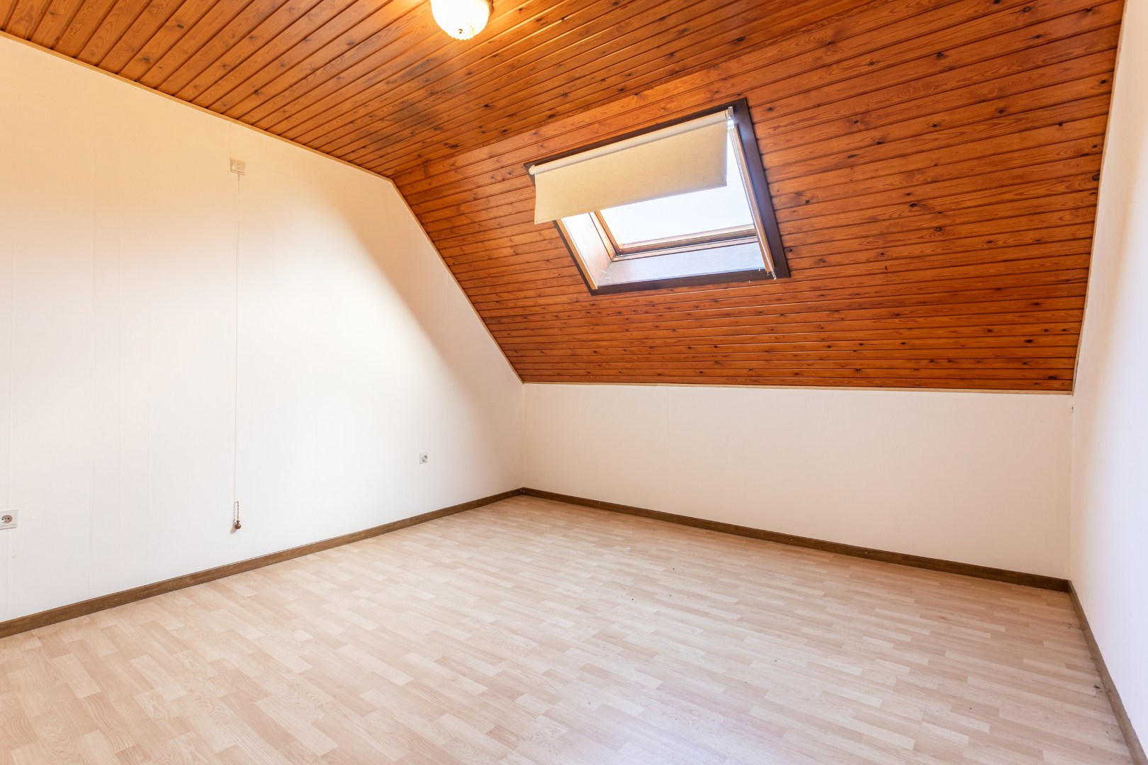 Te renoveren fermette met 3 slpk, bijgebouw en garage en mogelijkheid tot uitbreiding (bouwgrond) 