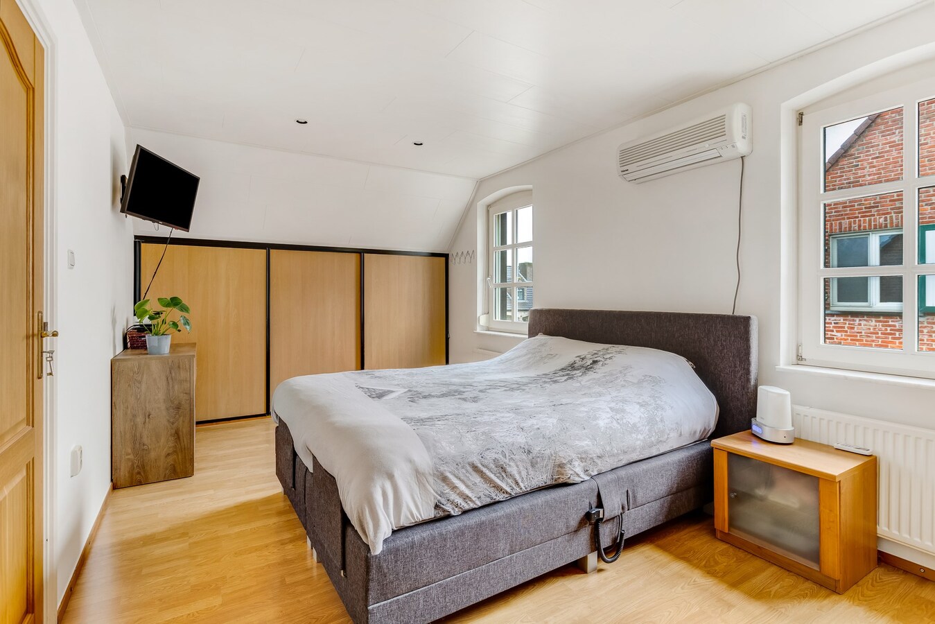 Vrijstaande woning met inpandige garage gelegen op een perceel van 784 m2 te Arendonk. 