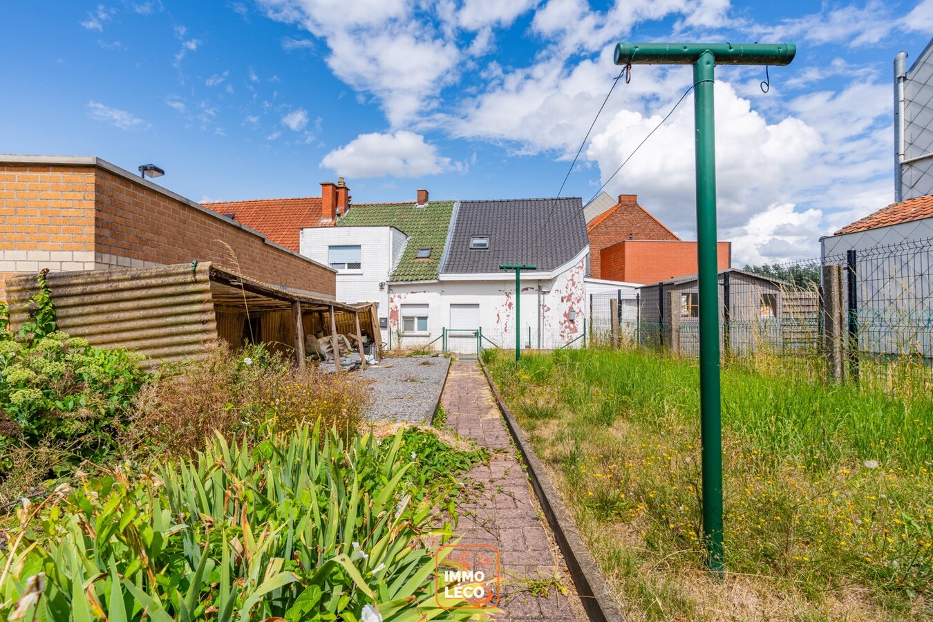Plain-Pied idéalement situé avec jardin, garage et passage à l'arrière. Idéal 1er achat/investissement ! 