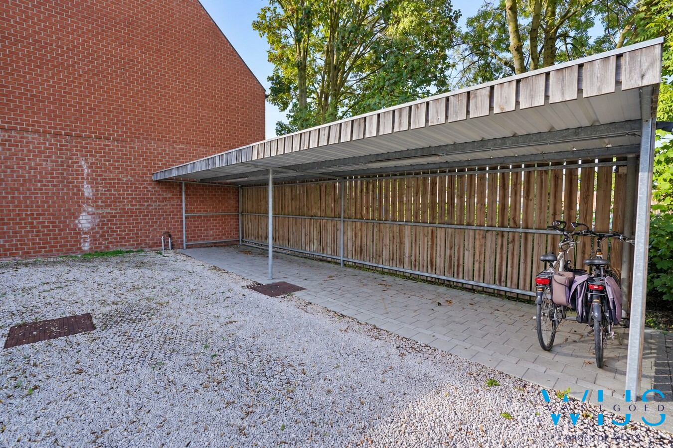 Recent verzorgd gelijkvloers appartement met garage en staanplaats ! 