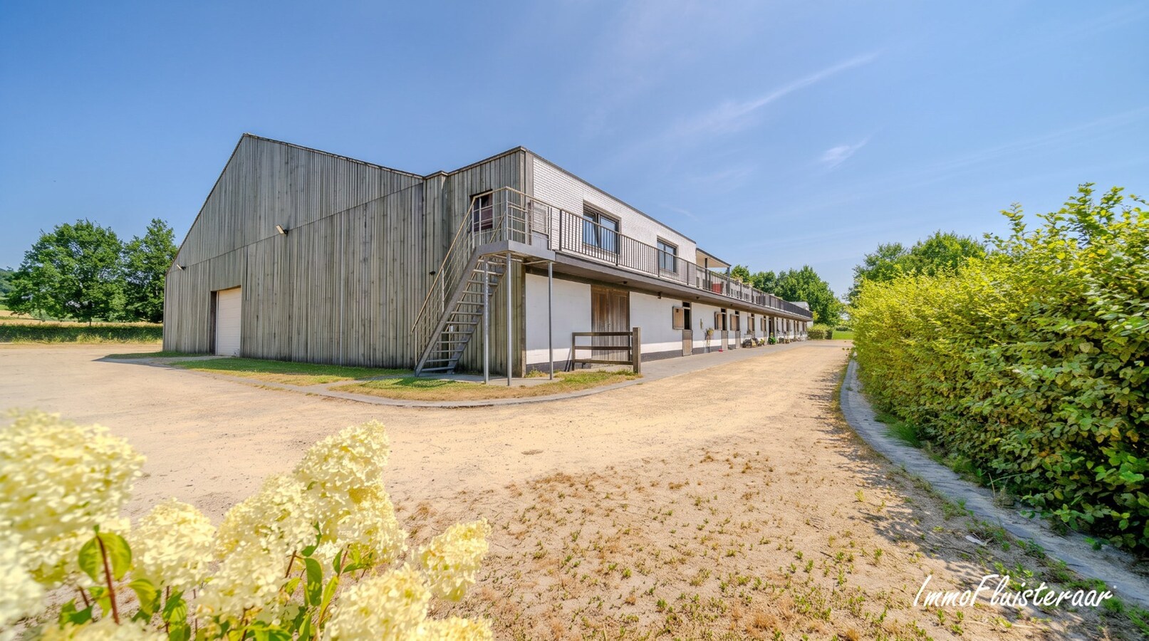 Professionele accommodatie op ca. 3,5Ha te Amougies (Henegouwen). 