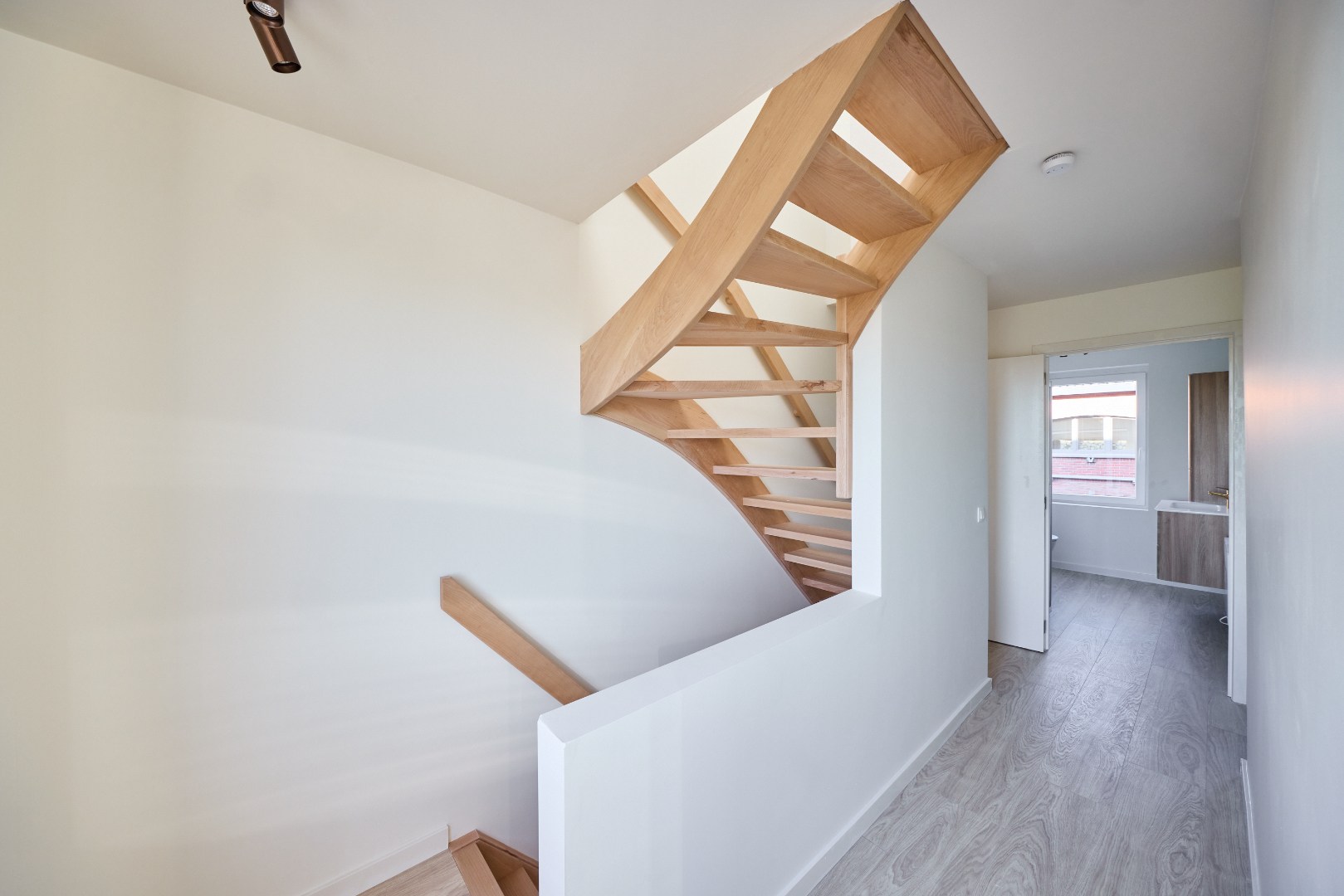 Volledig gerenoveerde centrumwoning in het hartje van Sint-Lodewijk op 442 m²! 