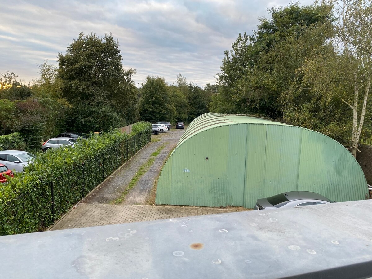 Handelsgelijkvloers en 2 appartementen en parking. Perceel van 15a 49ca. 