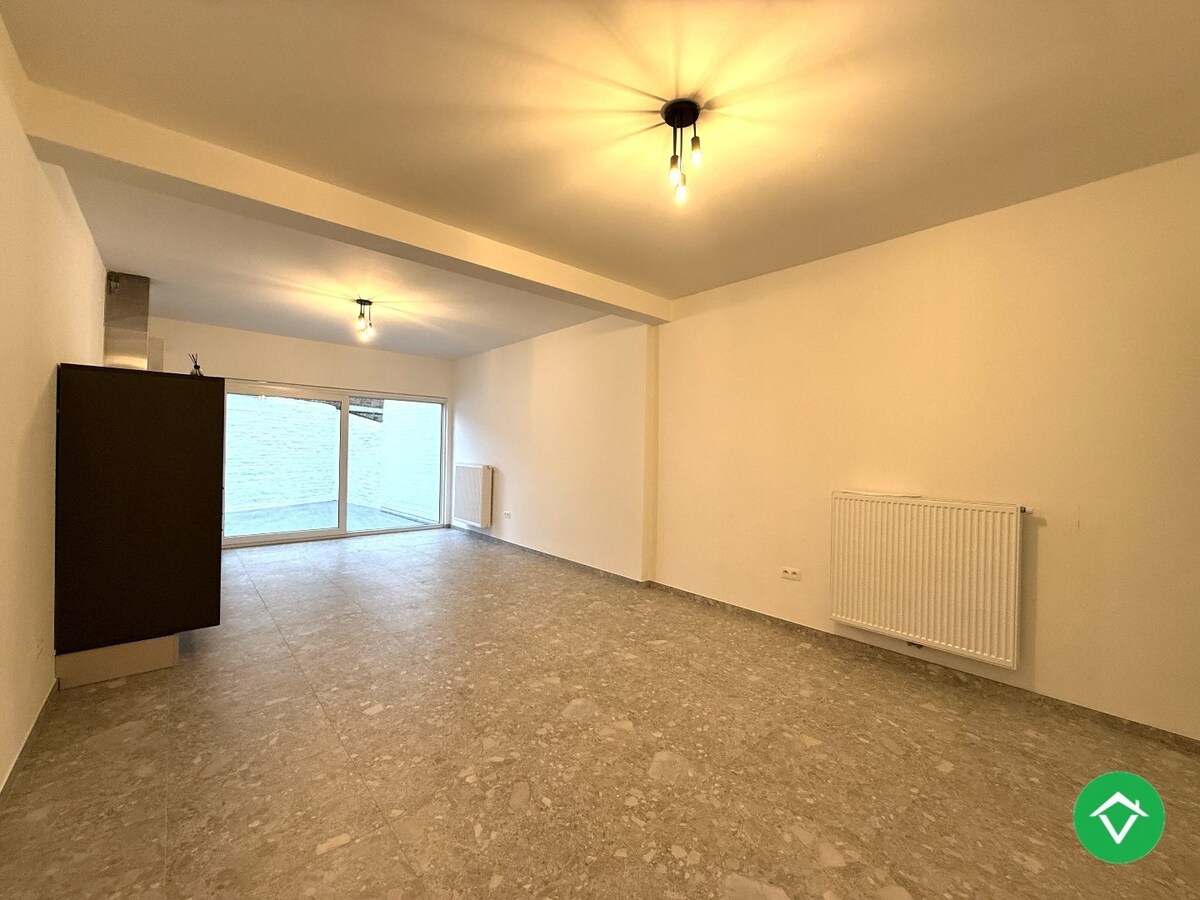 Volledig gerenoveerde rijwoning met 3 slaapkamers en terrastuin in centrum Roeselare 