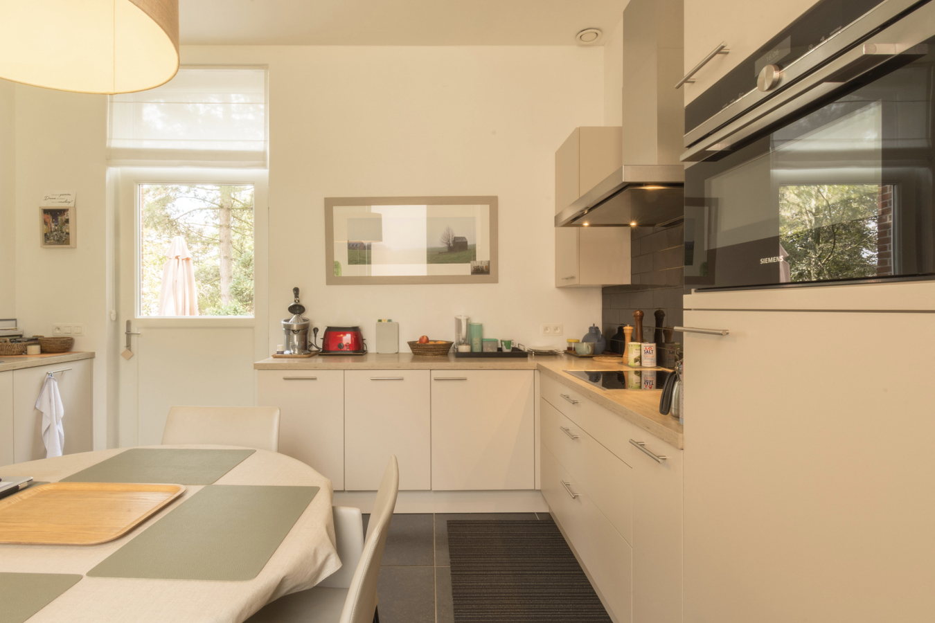 Gelijkvloers luxe 2-slk-appartement met privatieve tuin. 