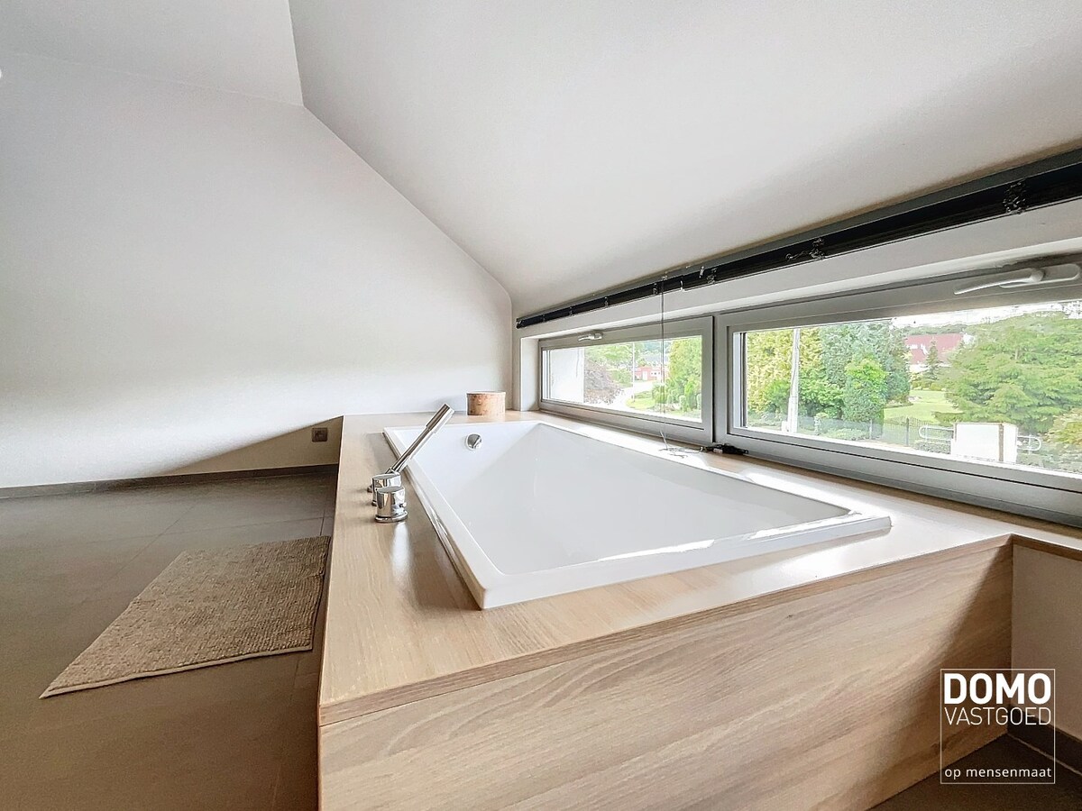 PRACHTIGE VILLA MET 3 SLAAPKAMERS, INPANDIGE GARAGE EN RUIME TUIN IN BOLDERBERG 